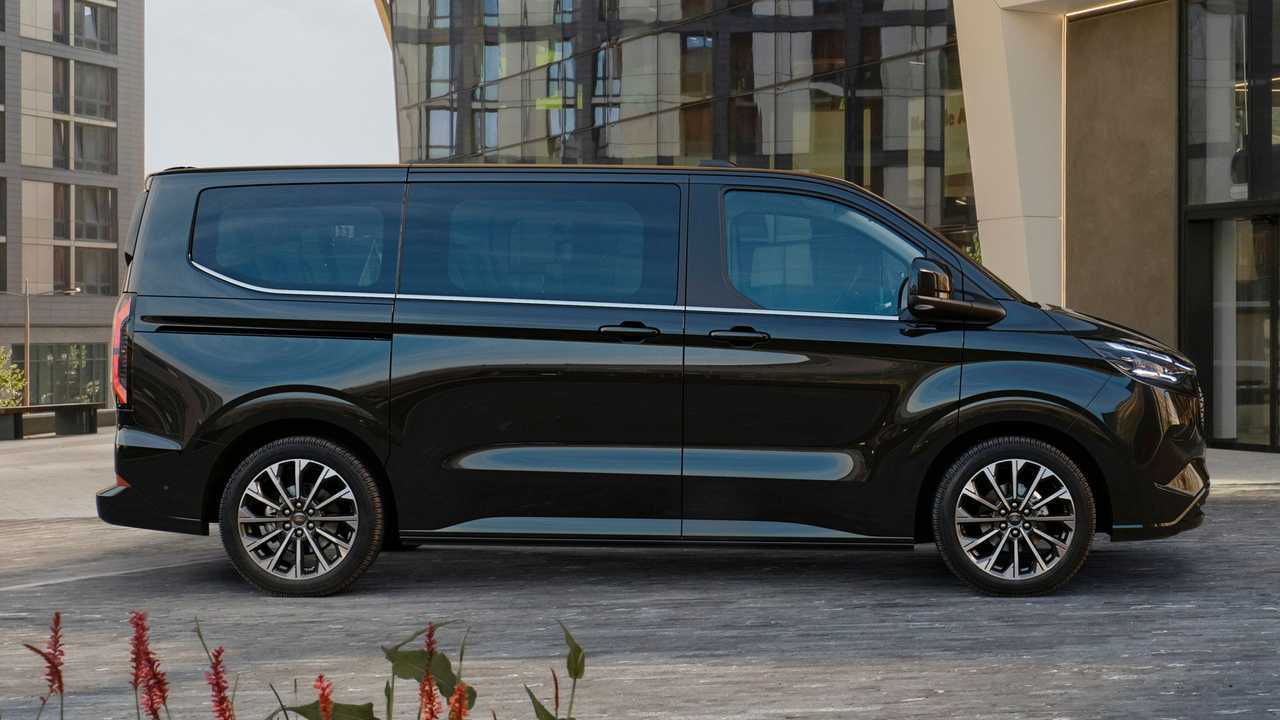 Ford E-Tourneo Titanium