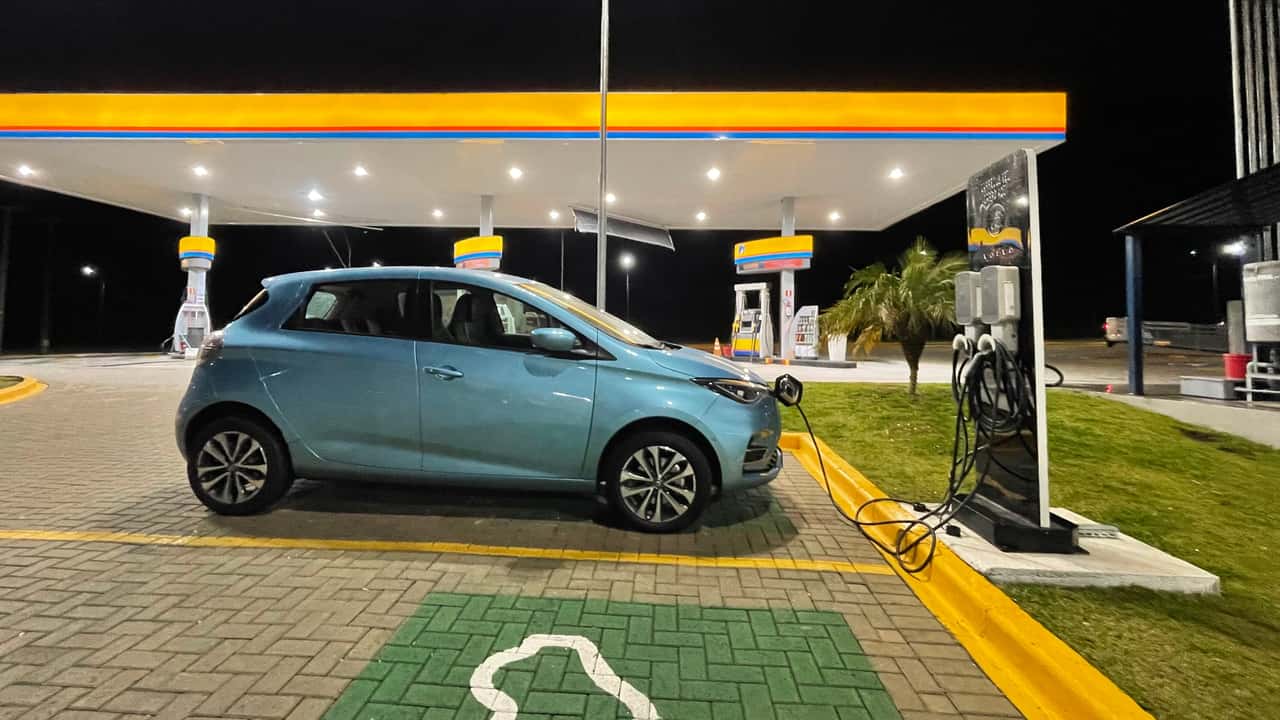 Guerra no Irã reacende interesse por carros elétricos no mundo