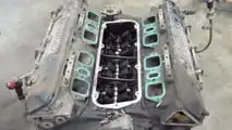 Démontage du moteur V8 Bentley de 6,75 litres 2