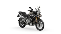 Triumph Tiger 1200 Rally Explorer 2024 - Estudio - Vista frontal en ángulo derecho