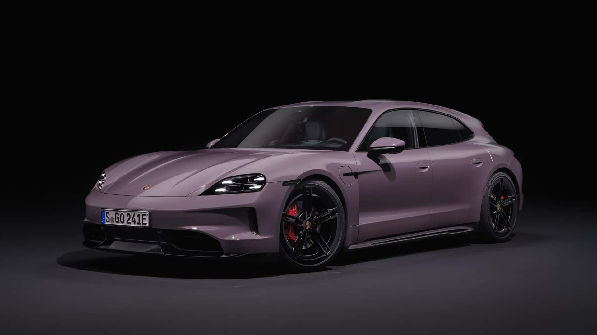 https://cdn.motor1.com/images/mgl/W8GxNo/s1/porsche-taycan-sport-turismo-2024.jpg