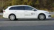 Foto spia del lifting facciale della Volkswagen Golf Variant 2024