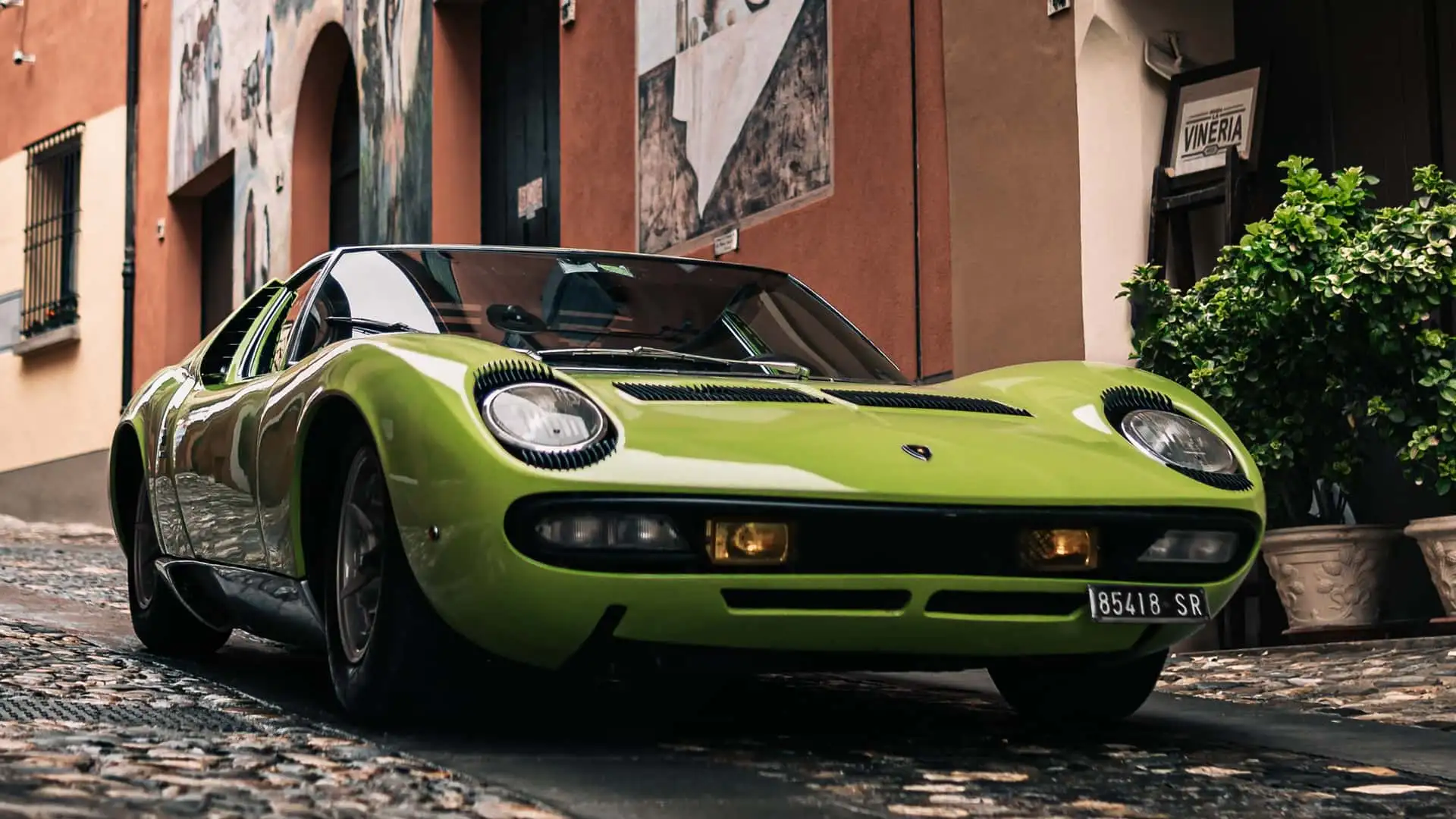 https://cdn.motor1.com/images/mgl/W8K1lO/s1/lamborghini-miura-s.webp