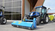 Né le pendenze né gli attrezzi combinati fermano il New Holland T4.110F SuperSteer: potenza, idraulica generosa e BlueCab 4 per i trattamenti
