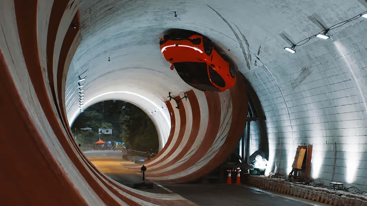Voyah Passion S Tunnel Loop Stunt