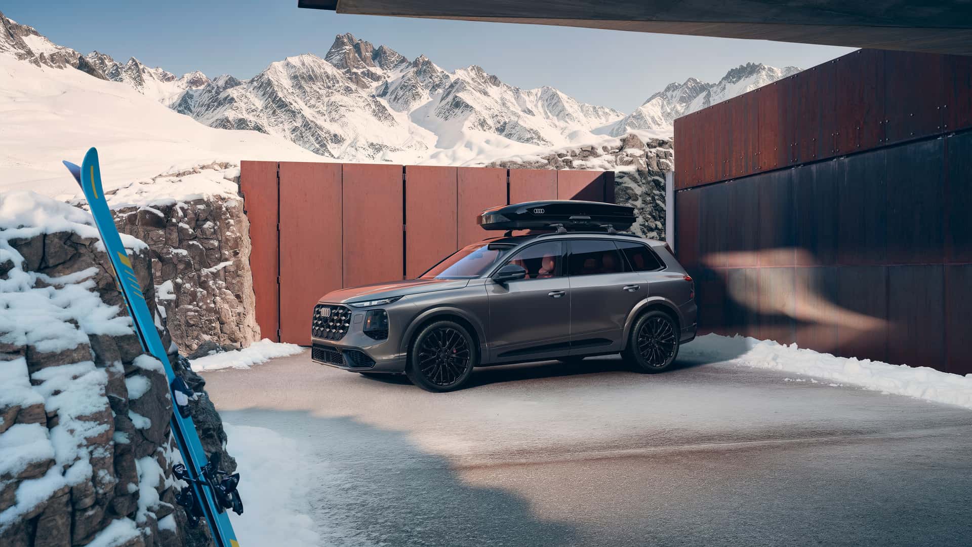 https://cdn.motor1.com/images/mgl/W8KWOq/s1/2027-audi-sq7.jpg