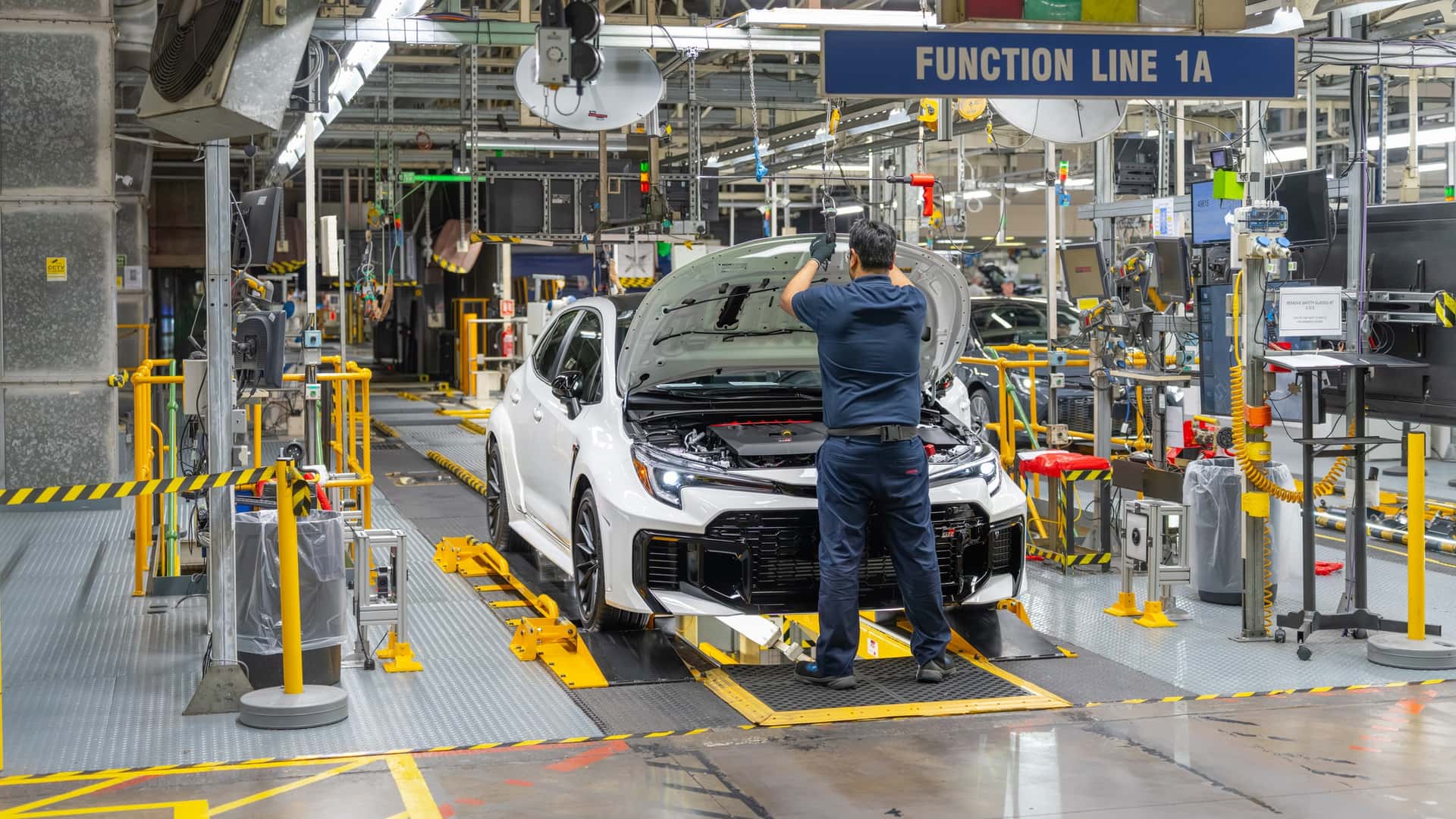 https://cdn.motor1.com/images/mgl/W8KXW3/s1/toyota-gr-corolla-uk-plant-tour.jpg