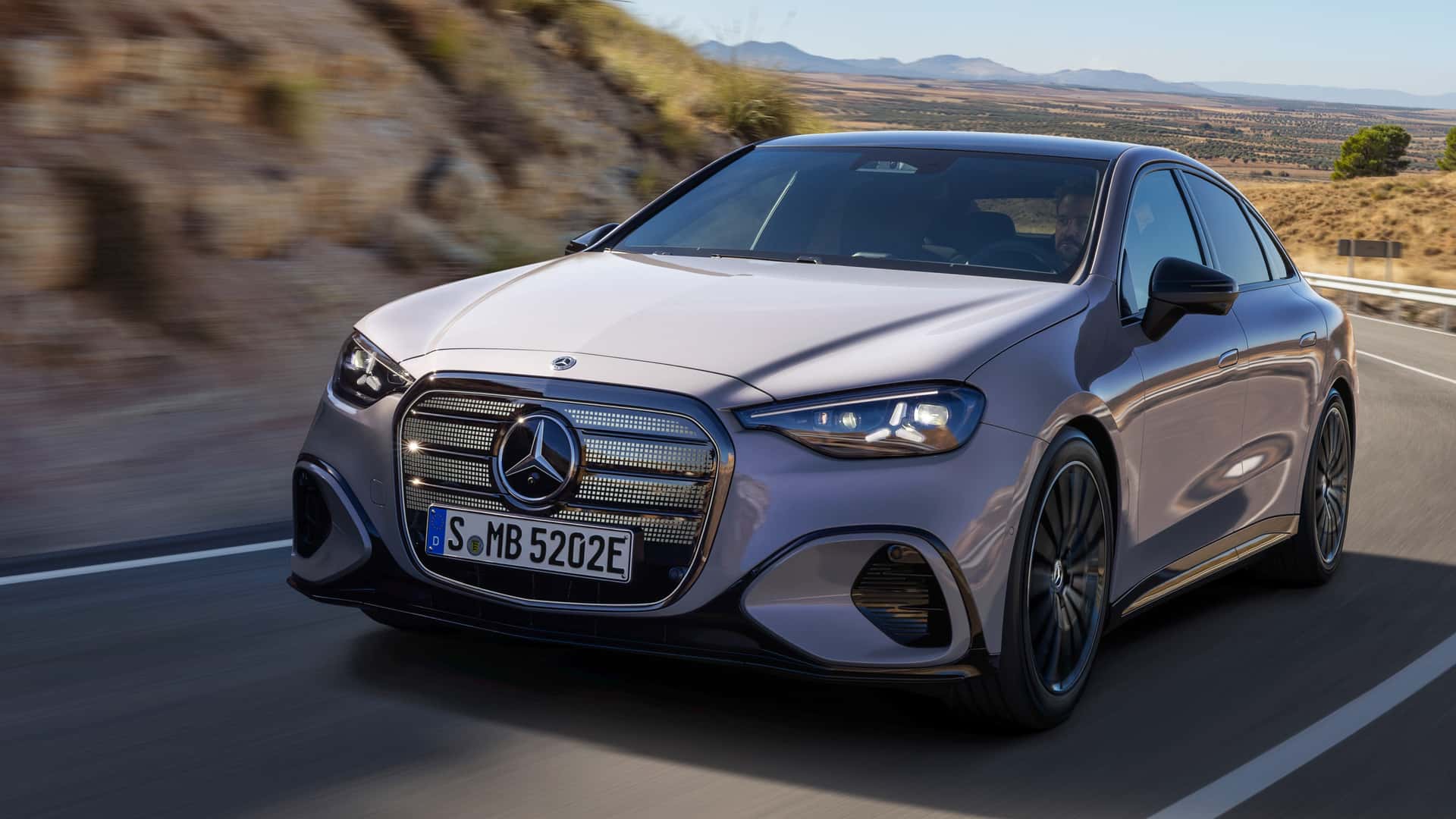 Mercedez-Benz Classe C 2027 tem jeitão de cupê e tela de quase 40''