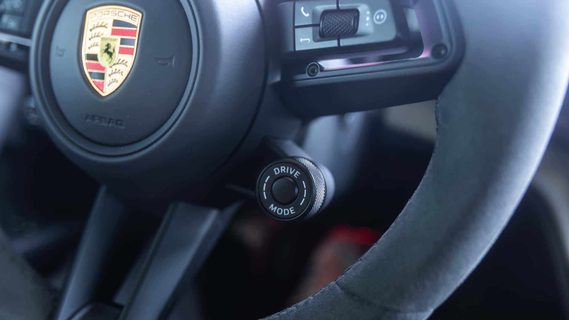https://cdn.motor1.com/images/mgl/W8KemL/s1/2026-porsche-cayenne-s-coupe-electric.jpg