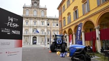 New Holland porta al Motor Valley Fest 2026 il robot autonomo R4 e il trattore T7.340 HD da 340 CV: automazione, IA e connettività al centro della scena
