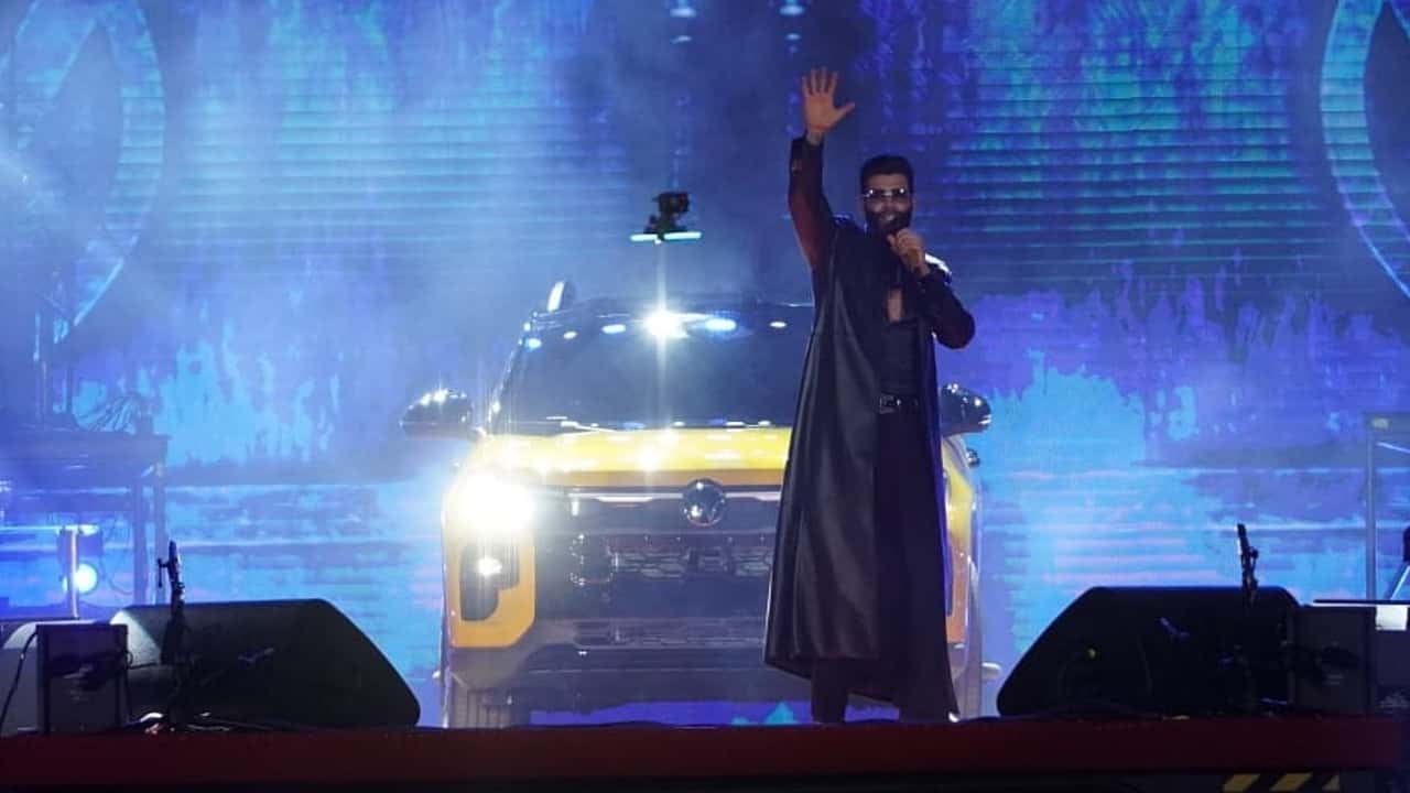 Embaixador da BYD, Gusttavo Lima chega de VW Tukan na Festa do Peão de Barretos