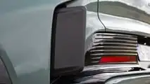 Porsche Cayenne Turbo Electric (2026): Die ausfahrbaren Aeroblades am Heck verlängern die Stromlinien nach hinten. Unten sind die Geokoordinaten des Porsche-Windkanals eingeprägt