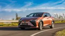 Lexus RZ 500e 2026 em movimento