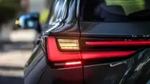 Traseira, lanternas e LED e emblema do Lexus NX 450h+ 2026