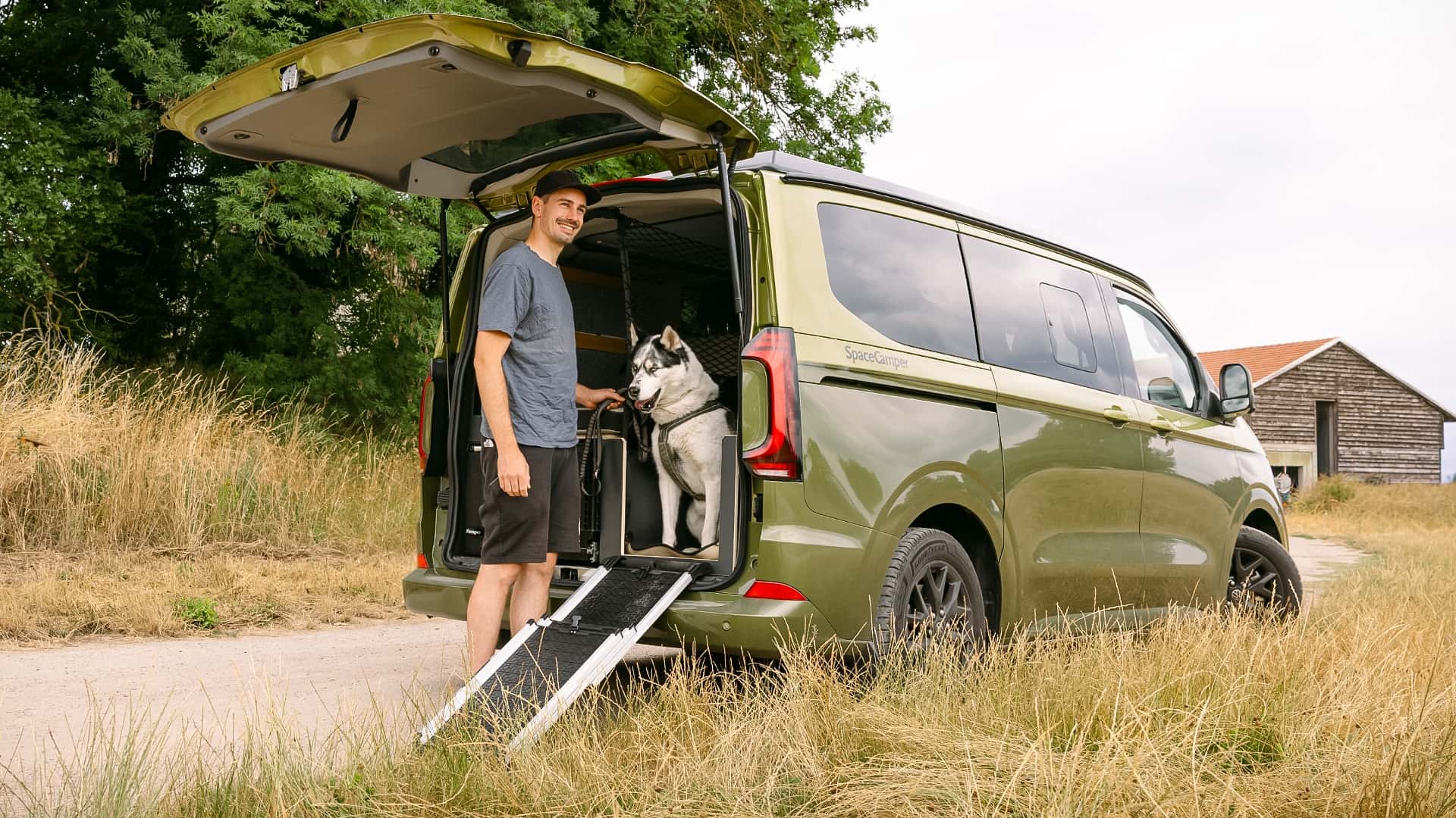 SpaceCamper crea cuatro campers de aniversario pensadas para perros, bicis y familias