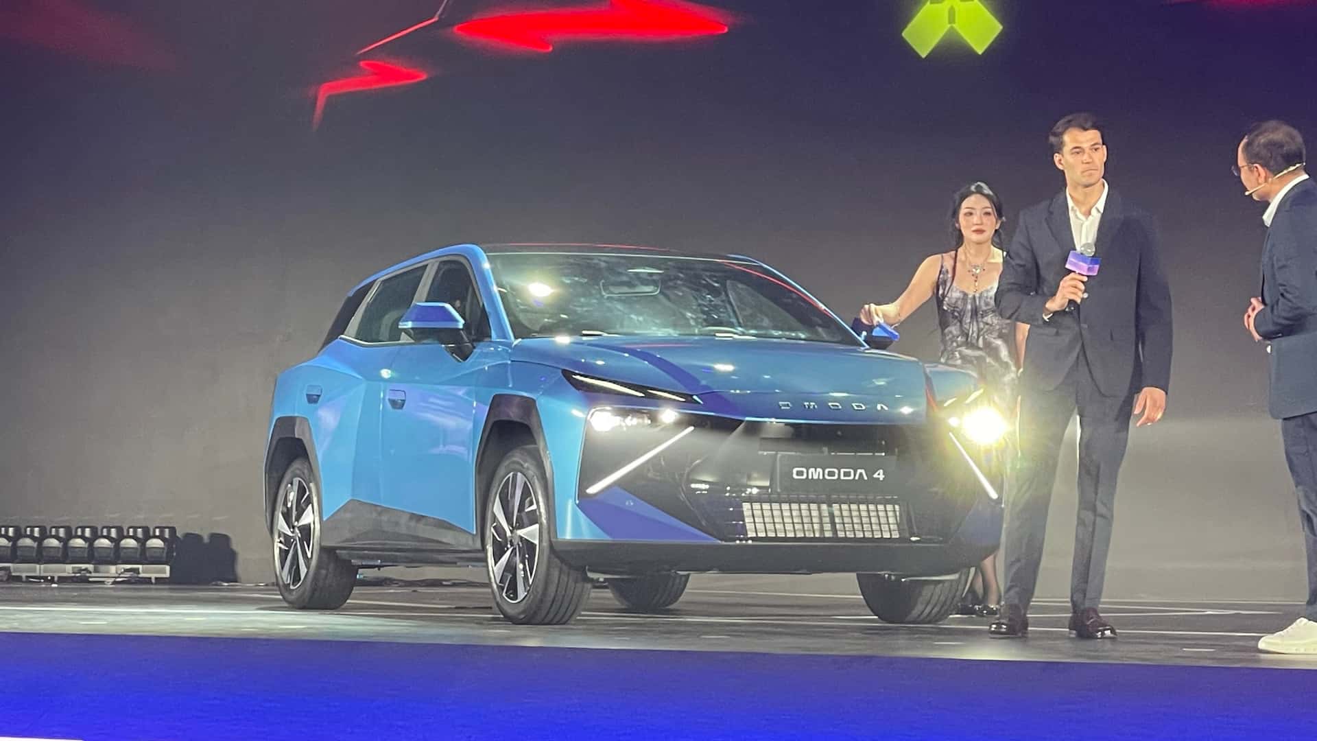 Omoda 4 visto de frente durante apresentação na China