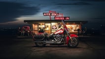 Harley-Davidson Hydra Glide Revival 2024 - Estacionada de noche