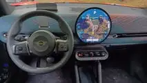Mini Aceman (2025): Das runde OLED-Display ist das Highlight des Cockpits
