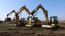 Escavatori JCB: abbattono un frutteto