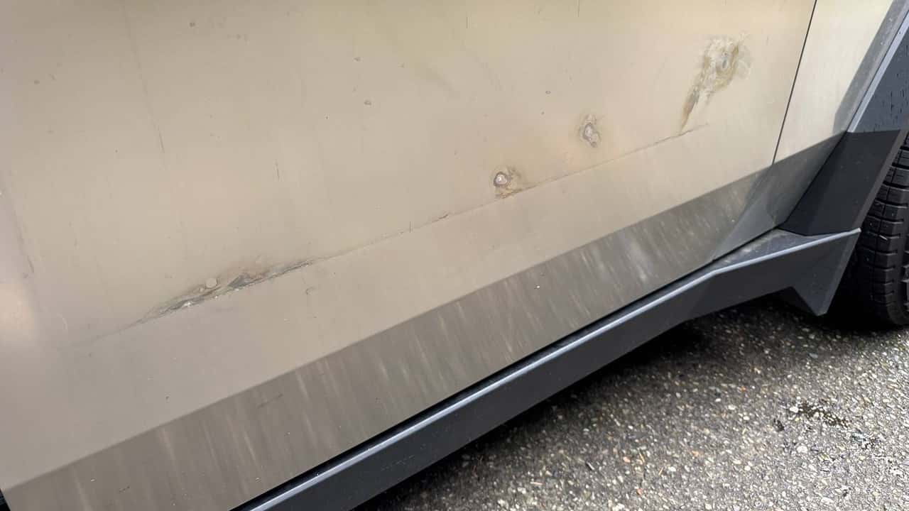 Tracce di ruggine e corrosione sulla carrozzeria del Cybertruck