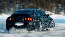 Getarnter Mercedes-AMG bei der Wintererprobung (vermutlich GT Viertürer mit EQ-Technologie)