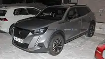 Peugeot 2008 restyling, le prime foto spia