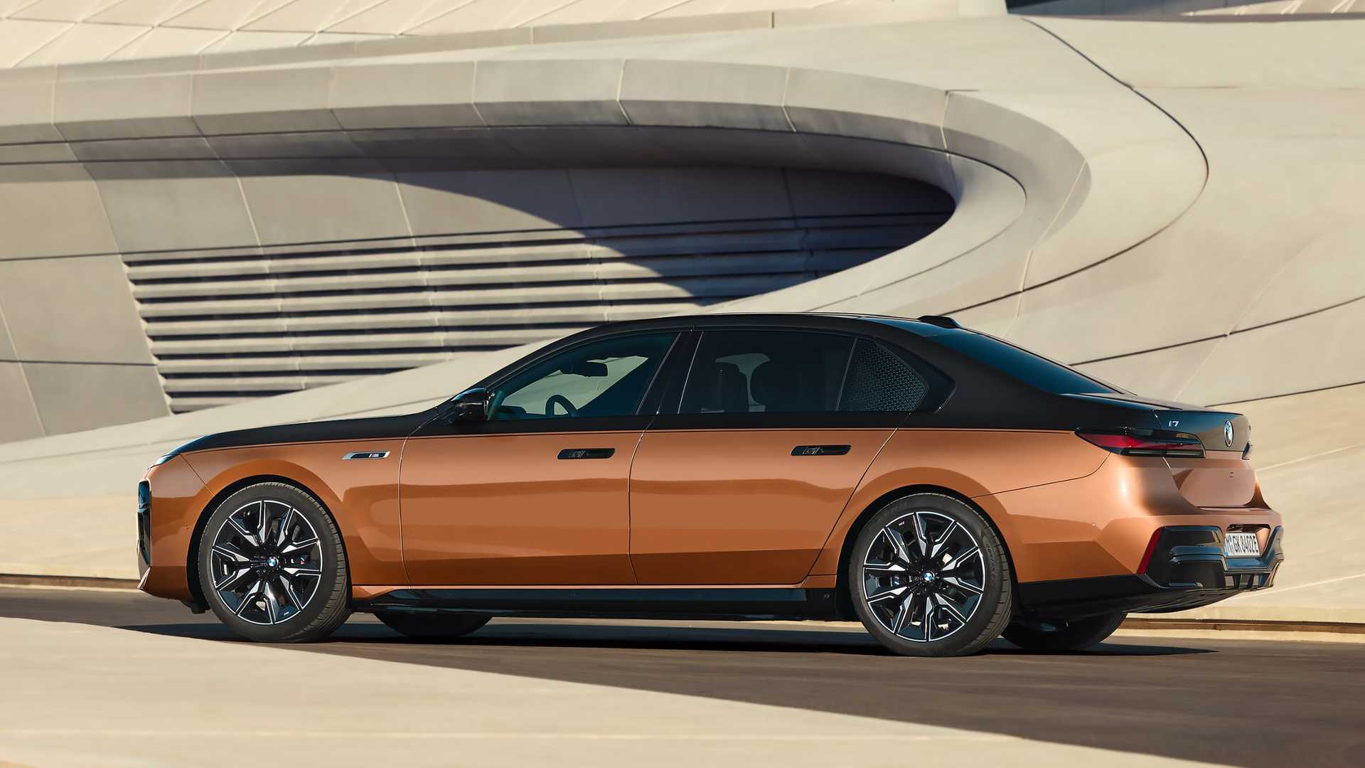 https://cdn.motor1.com/images/mgl/W8nB3r/s1/bmw-i7-m70-xdrive-2023.jpg