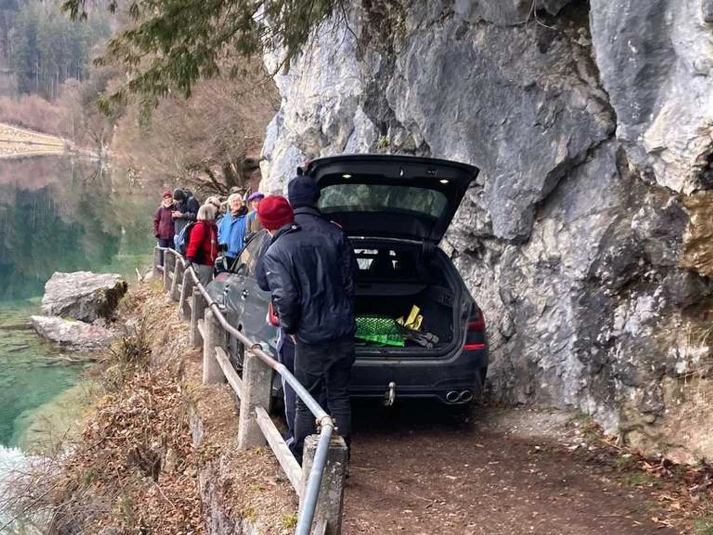 77-Year-Old Tourist In Alpina B3 Touring Stuck After Blindingly