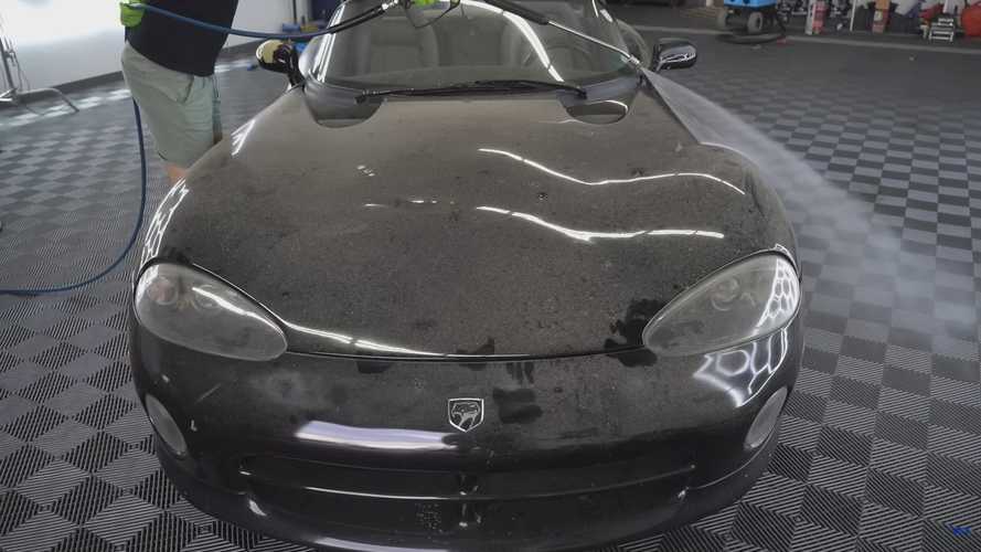 Bu terk edilmiş Dodge Viper'ın temizlik işlemini kaçırmayın!