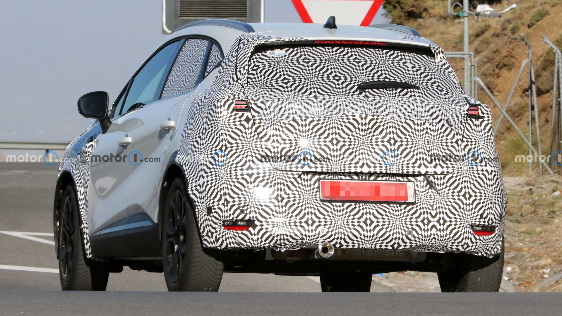 redesigned-renault-captur-spy-shots.jpg
