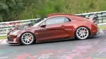 Le foto spia di una nuova versione dell'Alpine A110