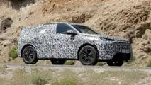 Foto spia con vista laterale della Peugeot 3008 del 2024