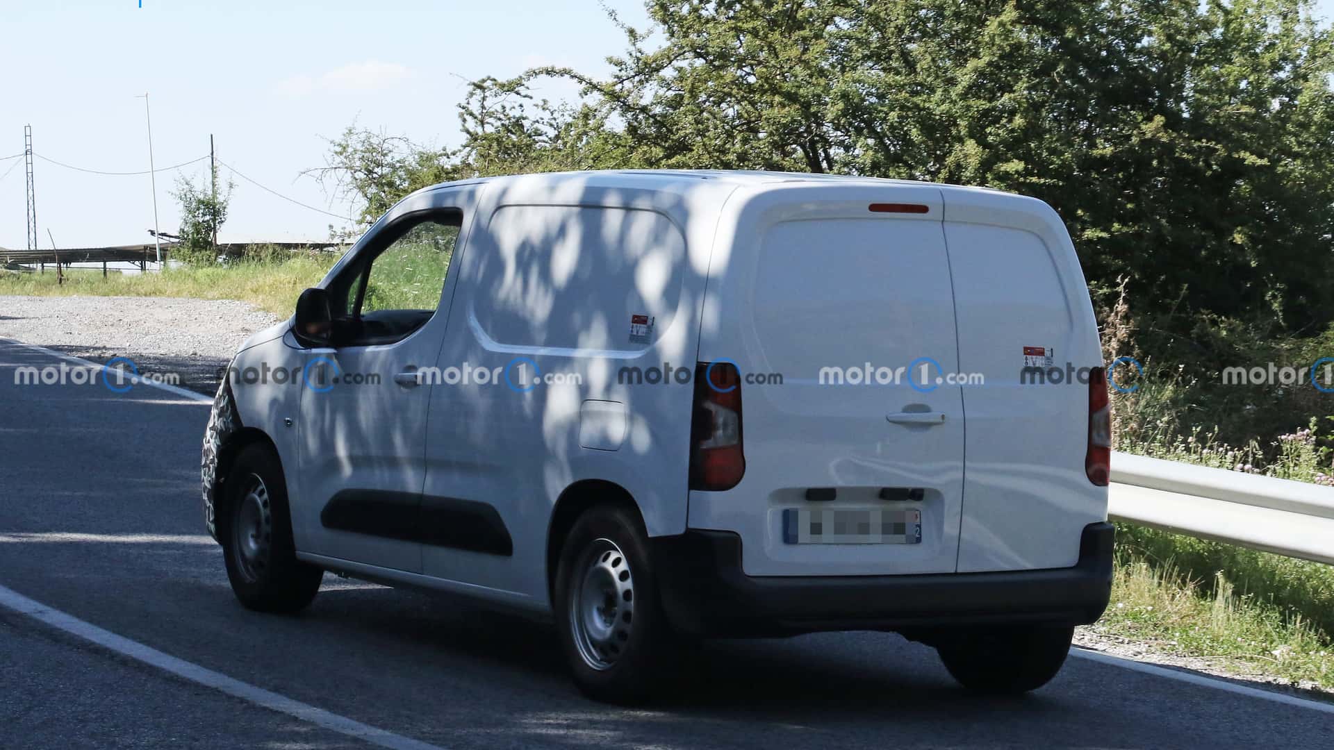peugeot-partner-facelift-spy-photo.jpg