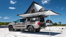 VW Amarok come camper con tenda da tetto e tetto rigido