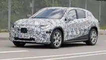 Foto spia del SUV Mercedes EQC di nuova generazione