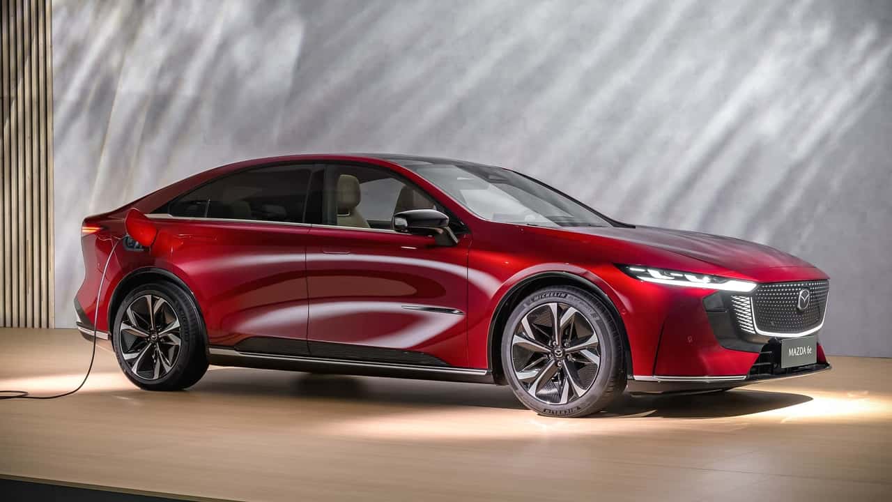 Mazda 6e (in Rot, Bild von schräg vorne) 