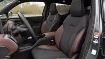 Suzuki eVitara (2025): Die Sitze, hier in der braunen Version
