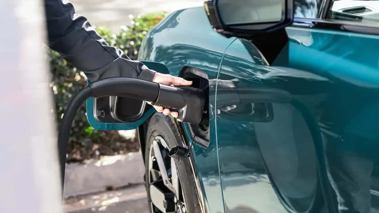Honda Prologue beim Laden (Detailbild)