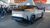Lexus RZ 550e 2025 vista dal vivo