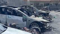L'incendio nella concessionaria Tesla a Roma