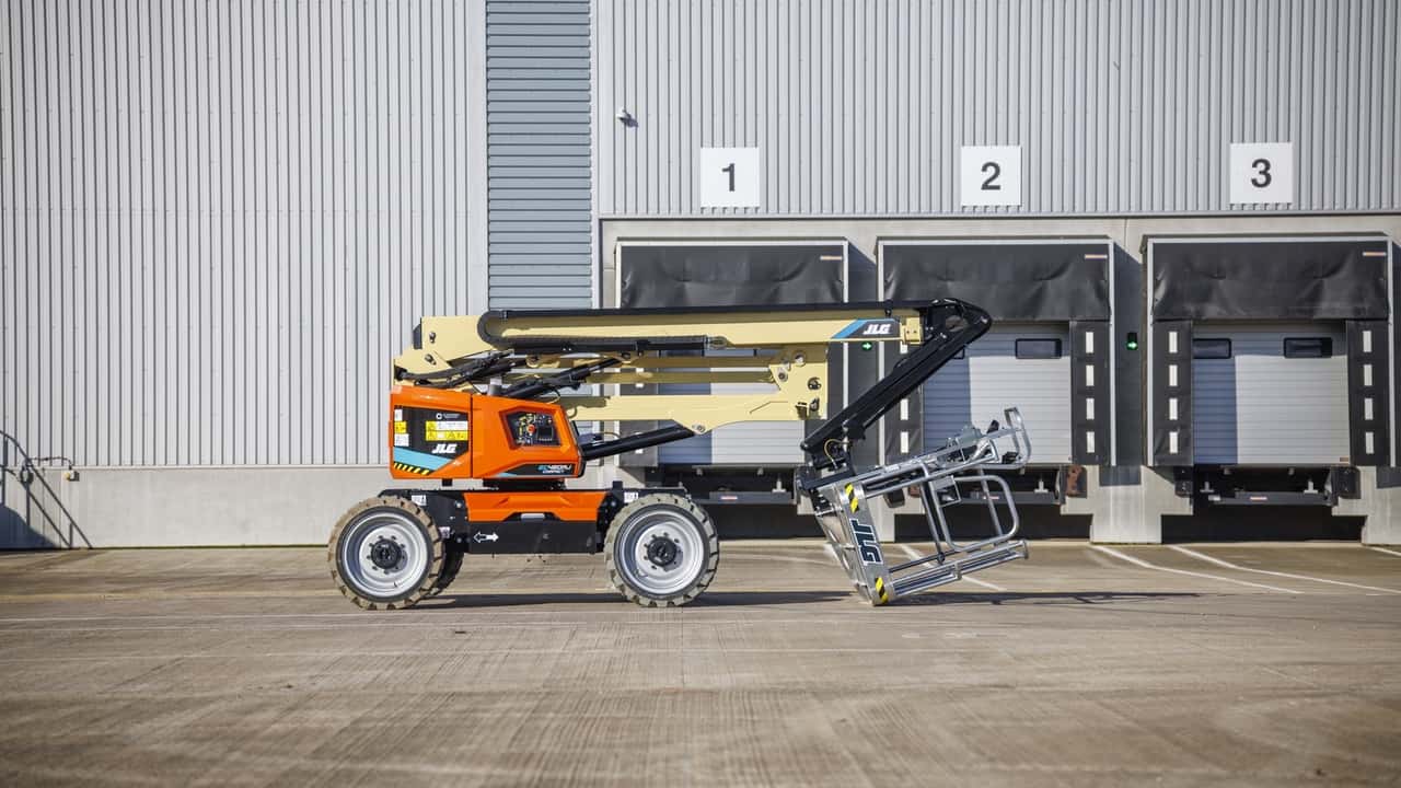 JLG; piattaforma elettrica a braccio articolato EC450AJ Compact