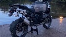 Lateral traseira BMW R 1300 GS Adventure 2025 - Primeiras impressões no Brasil