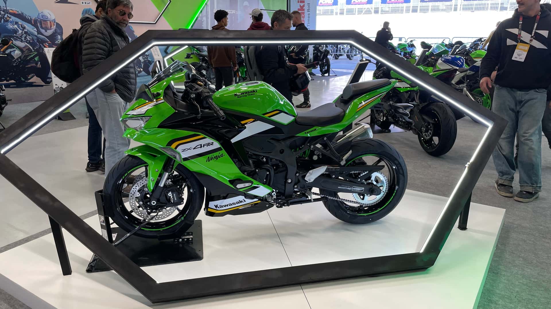 Kawasaki lança Ninja ZX4-RR e Versys 1100 2026 no Brasil