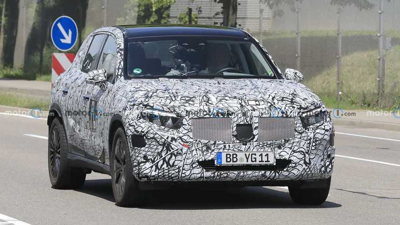 Nuova Mercedes GLC, le foto spia del modello in arrivo nel 2022
