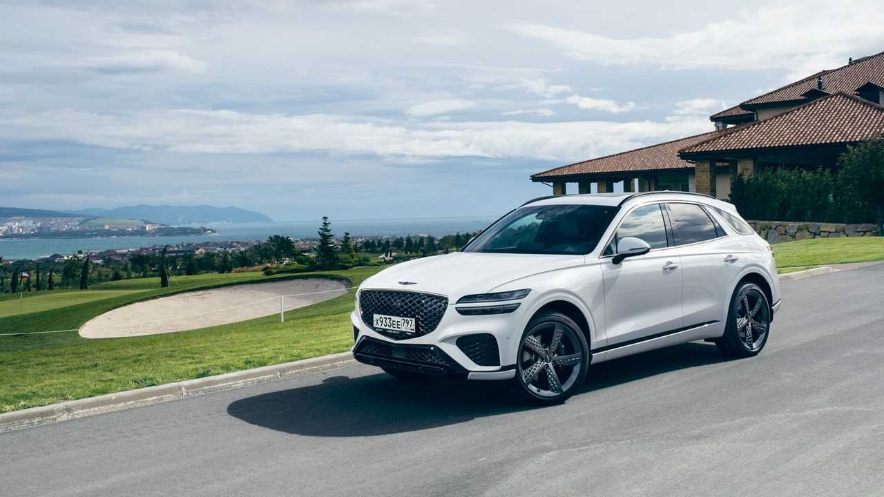 Genesis GV70 в три четверти спереди