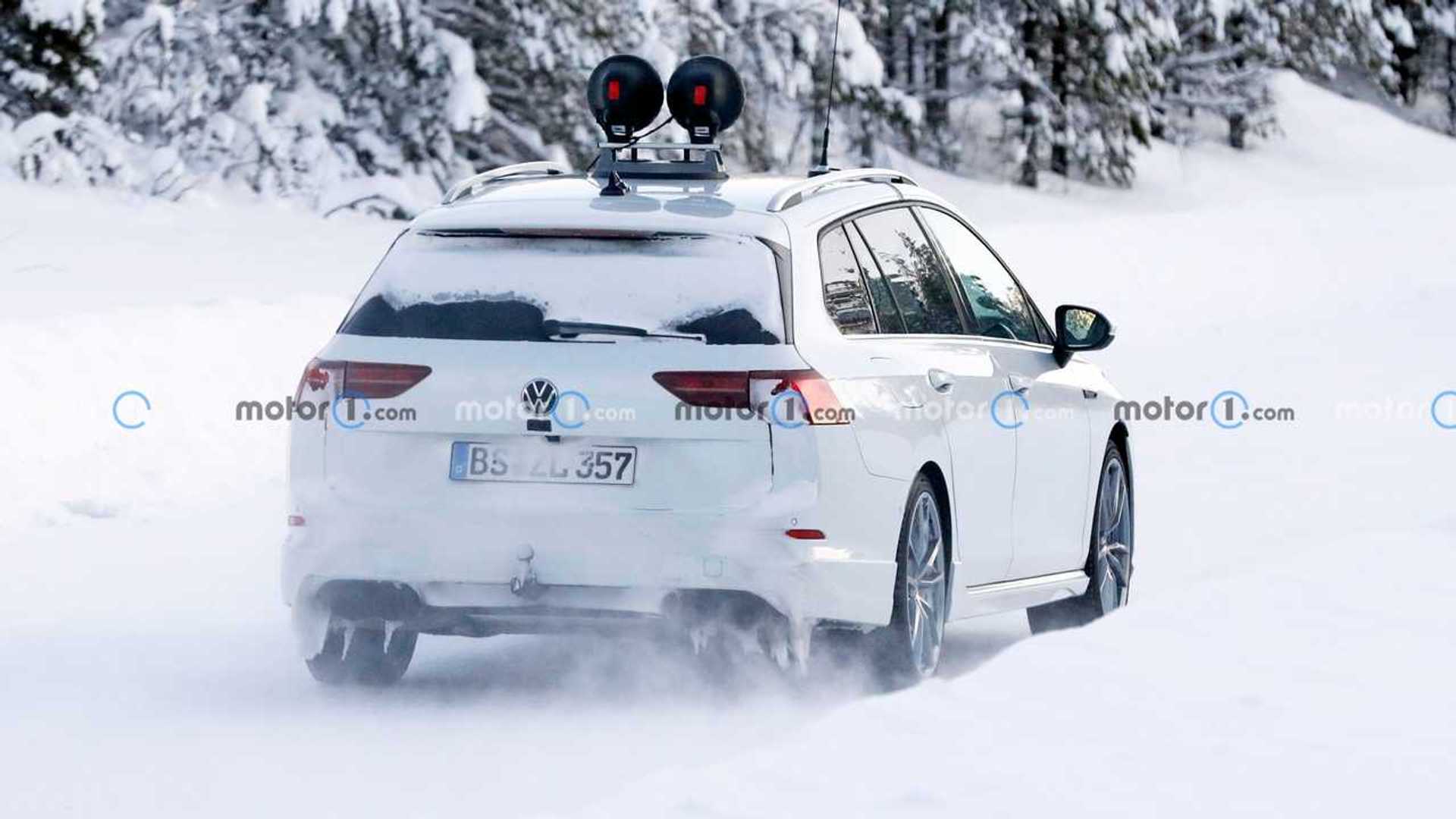 La Volkswagen Golf R SW se prépare sous la neige