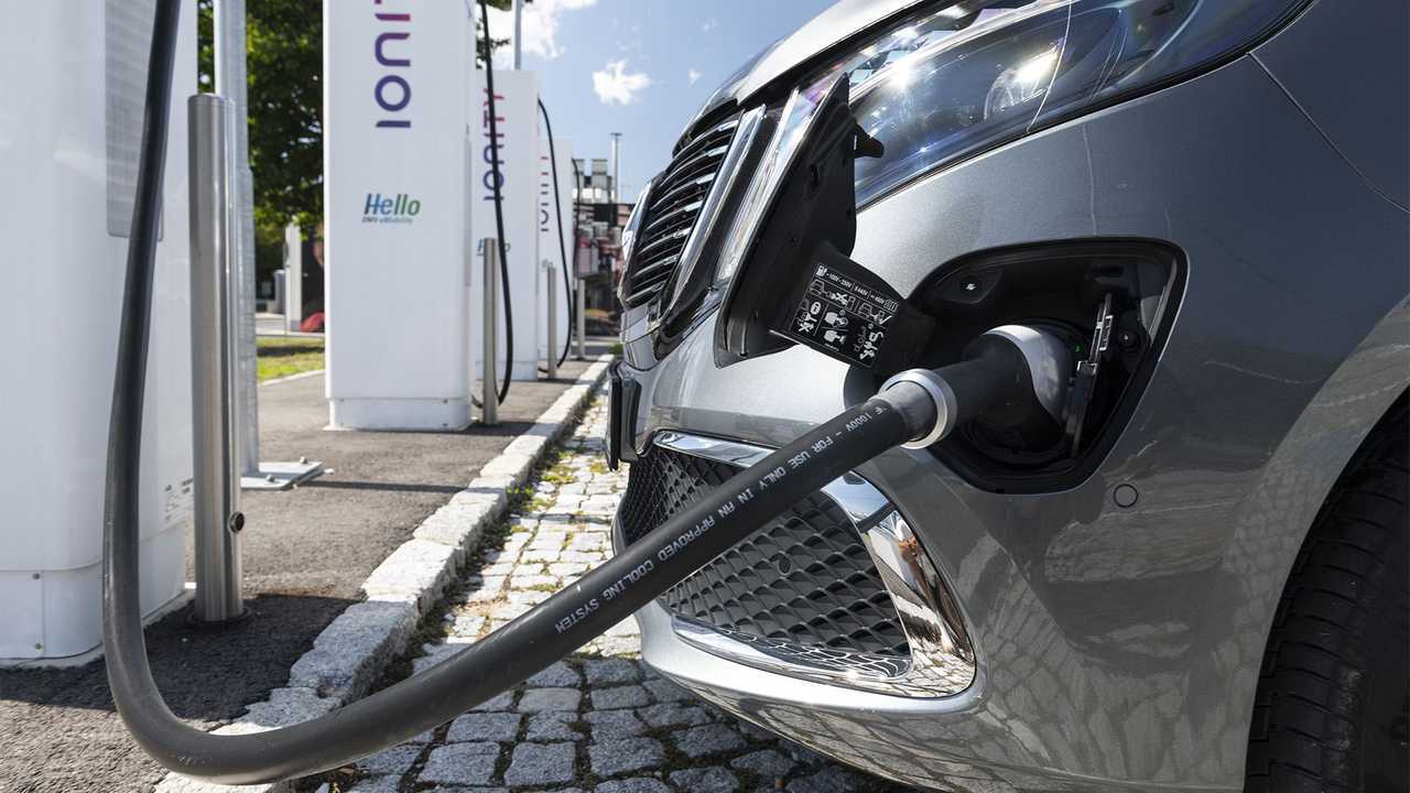 Mercedes-Benz EQV, la ricarica