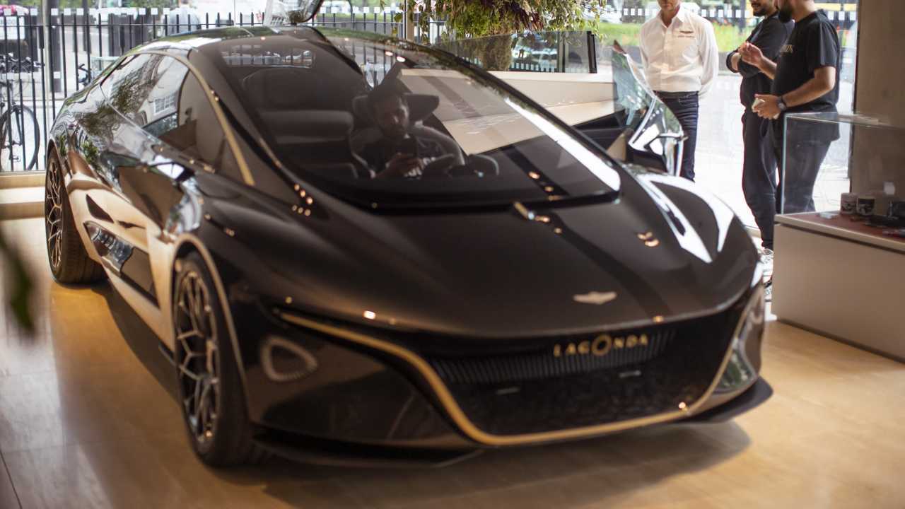 Aston Martin svela glI interni della DBX
