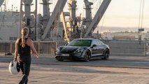 Porsche Taycan sur le pont de l'USS Hornet