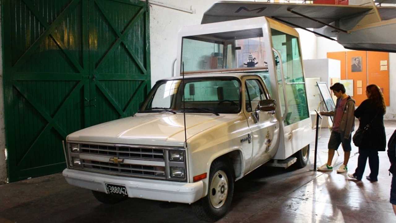 Primer paseo en Papamóvil: Francisco eligió un Mercedes clásico